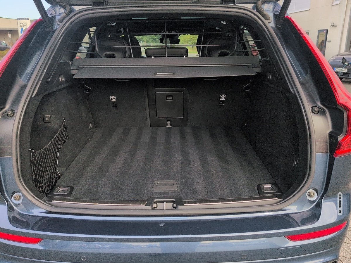 Volvo XC60 B4 Diesel AWD Plus Dark Pano Standhzg 360°Kam
