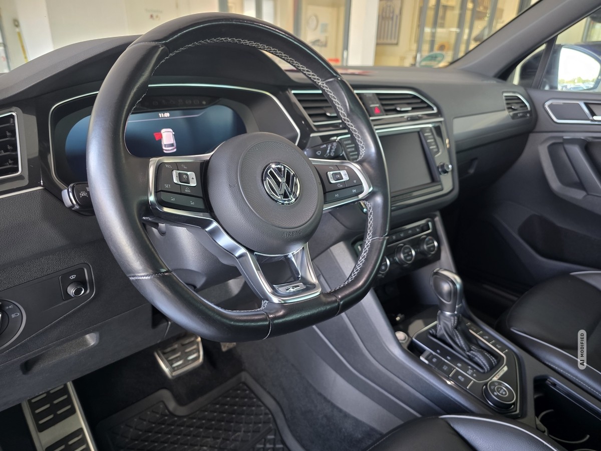 Volkswagen Tiguan 2.0 TDI BMT Highline 4Motion R-LINE; Pano