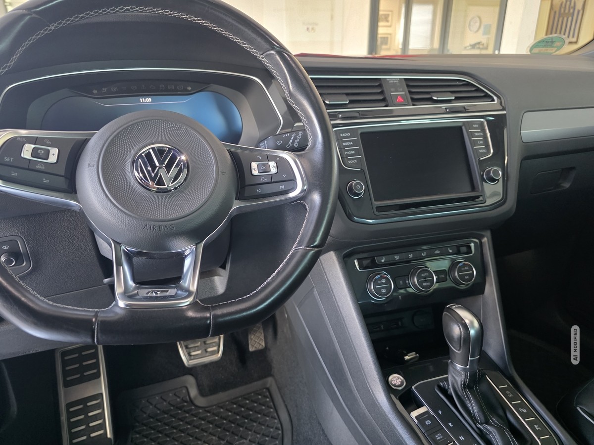 Volkswagen Tiguan 2.0 TDI BMT Highline 4Motion R-LINE; Pano