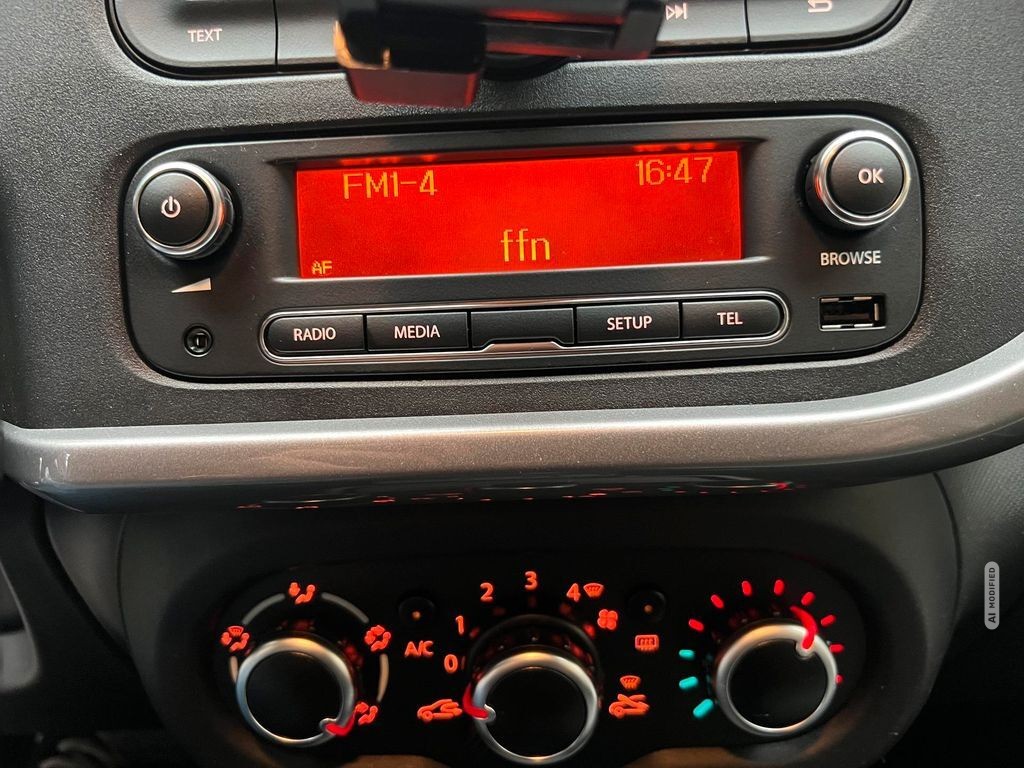Renault Twingo AUTOMATIK|ALLWETTER|SCHECKHEFT|PARKSENSOR