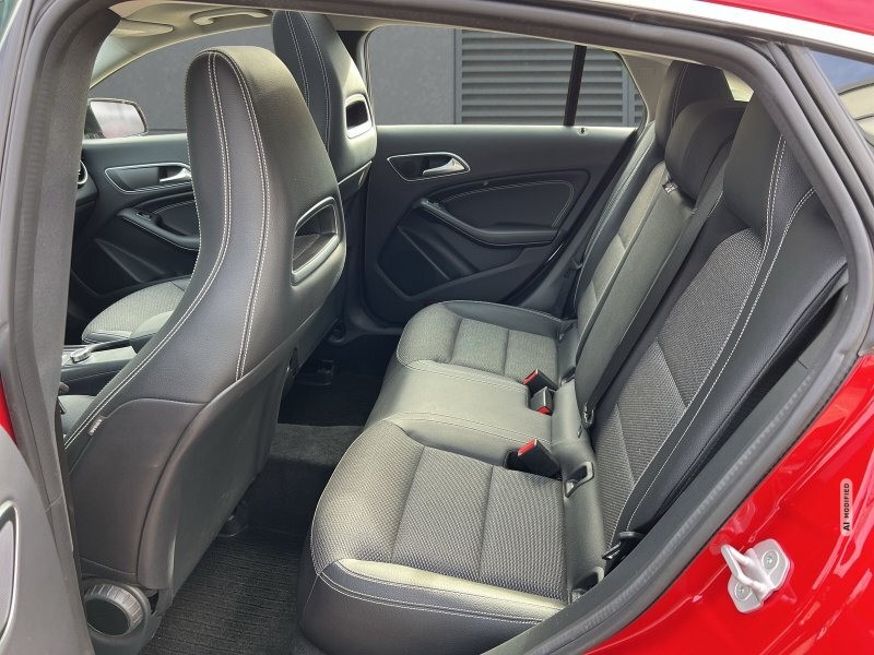 Mercedes-Benz CLA 180 180 7G-DCT AHK+RFK+SHZ