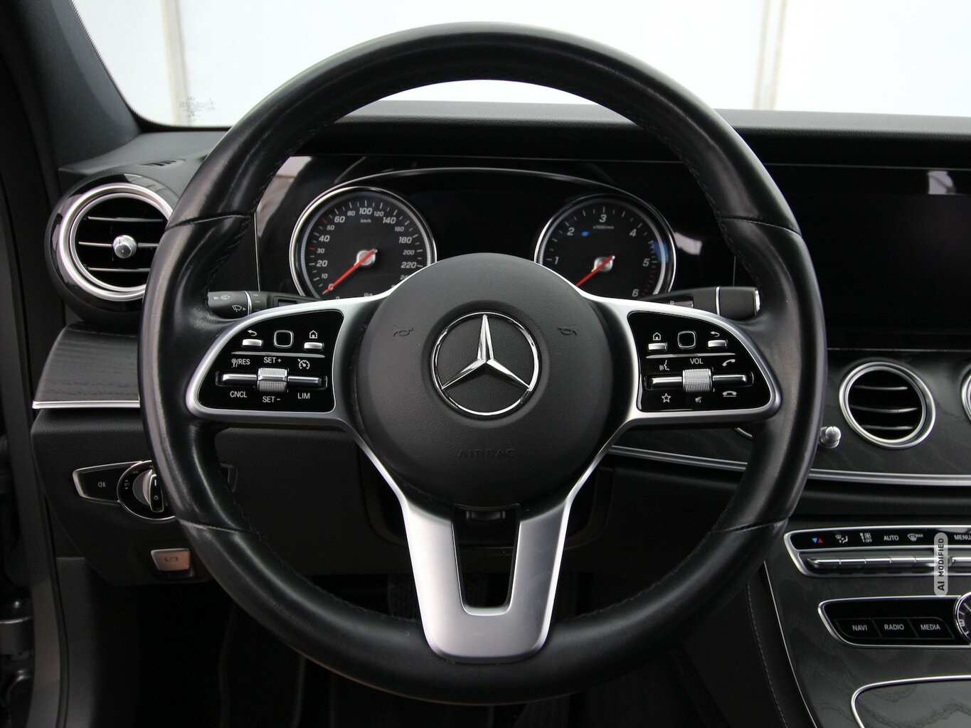 Mercedes-Benz E 220 d T Avantgarde LED+KAMERA+NAVI+AHK...