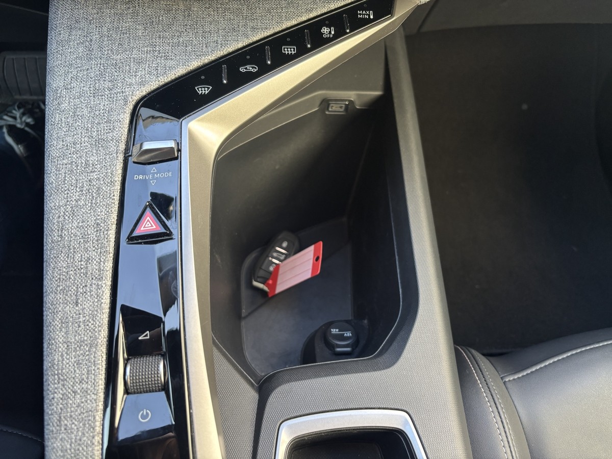 Peugeot 3008 HYBRID*AUTOMATIK*SITZHEIZUNG*KAMERA*CARPLAY*