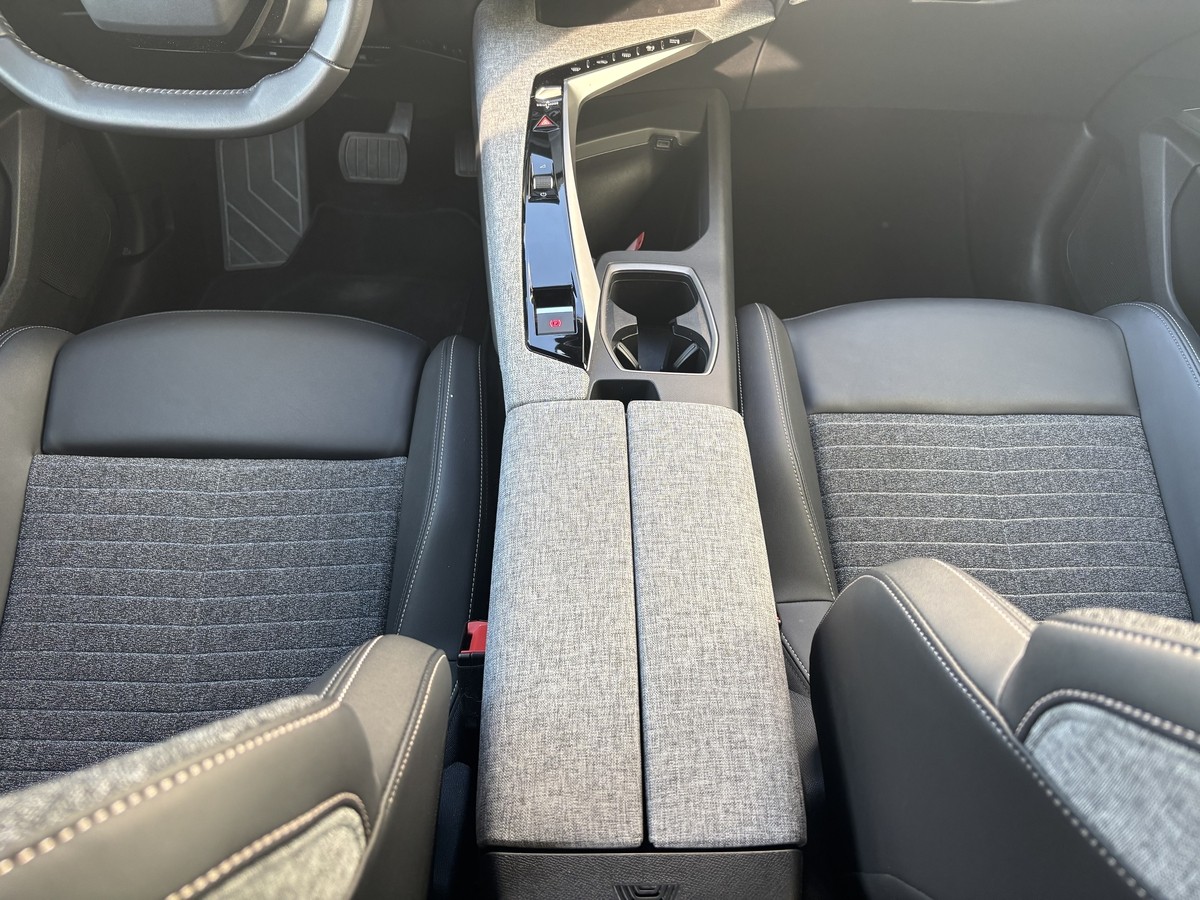 Peugeot 3008 HYBRID*AUTOMATIK*SITZHEIZUNG*KAMERA*CARPLAY*