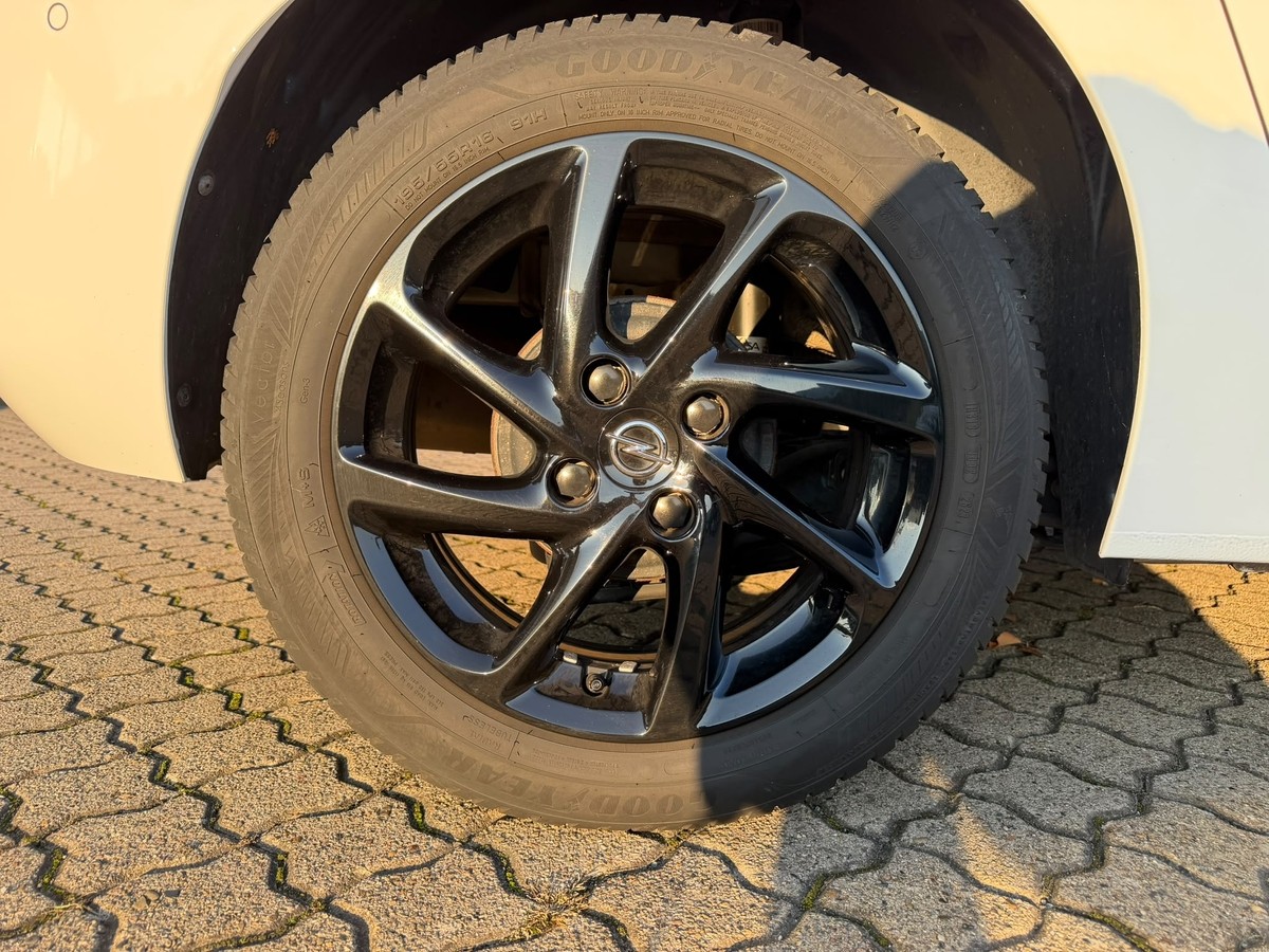 Opel Corsa F 1.2 Turbo GS + Allwetterreifen