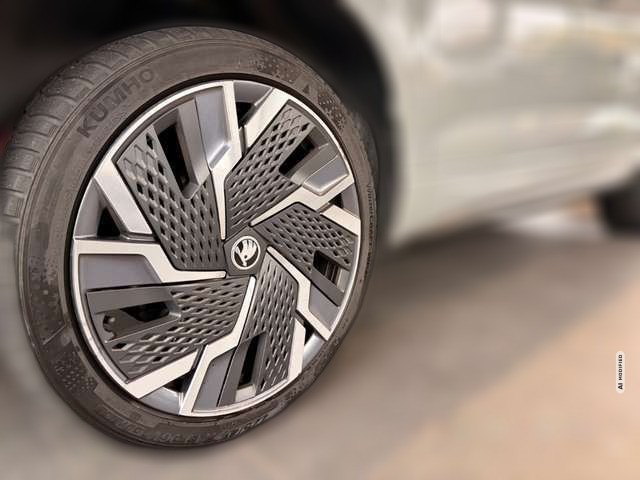 Skoda Karoq Sportline 4x4 AHK Pano Navi LED LenkradHZ Kurvenli