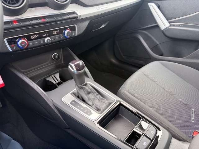 Audi Q2 35 TFSI DSG LED Kamera SitzHZG Tempo CarPlay PDC v