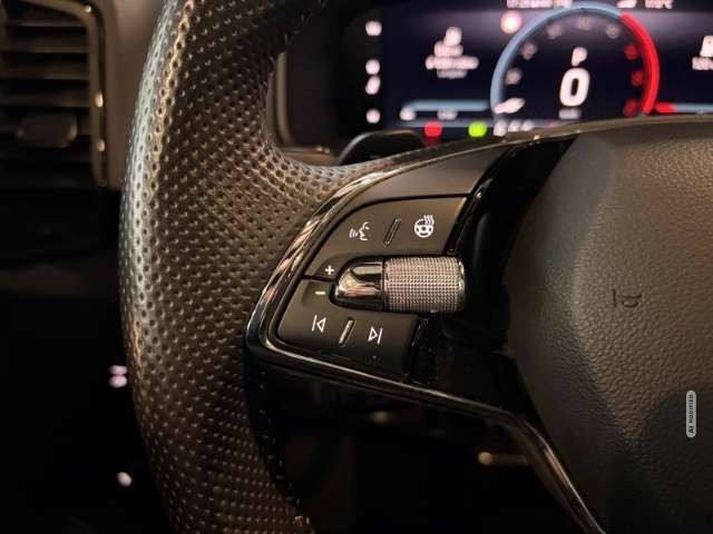 Skoda Karoq Sportline 4x4 AHK Pano Navi LED LenkradHZ Kurvenli