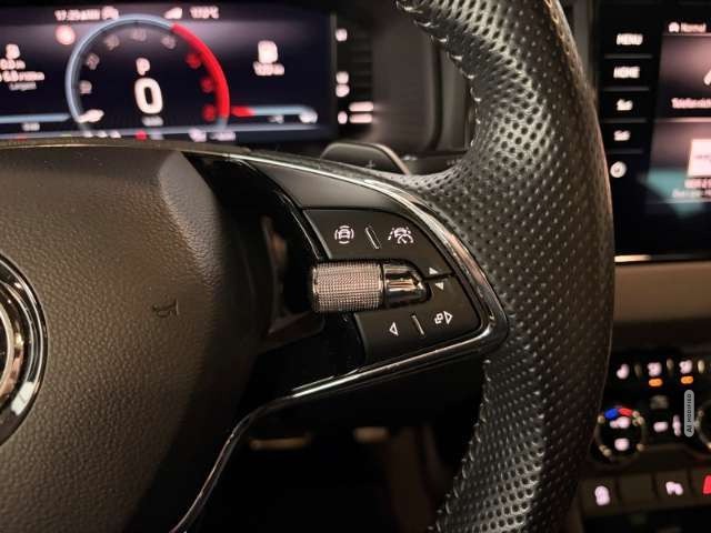 Skoda Karoq Sportline 4x4 AHK Pano Navi LED LenkradHZ Kurvenli