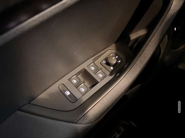 Skoda Karoq Sportline 4x4 AHK Pano Navi LED LenkradHZ Kurvenli