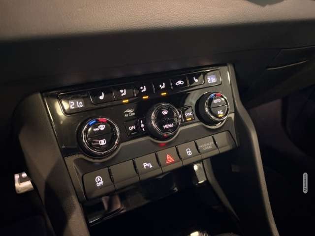 Skoda Karoq Sportline 4x4 AHK Pano Navi LED LenkradHZ Kurvenli