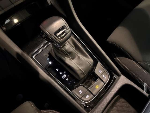 Skoda Karoq Sportline 4x4 AHK Pano Navi LED LenkradHZ Kurvenli