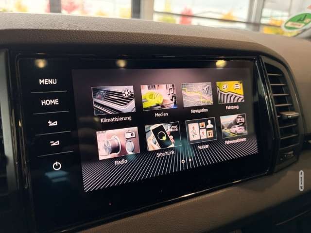 Skoda Karoq Sportline 4x4 AHK Pano Navi LED LenkradHZ Kurvenli