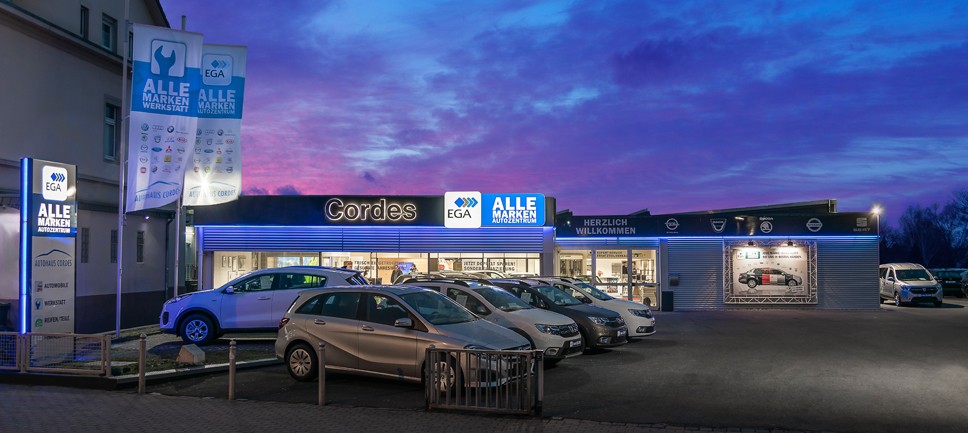 Außenansicht der CI am Autohaus Cordes mit Beleuchtung bei Dunkelheit