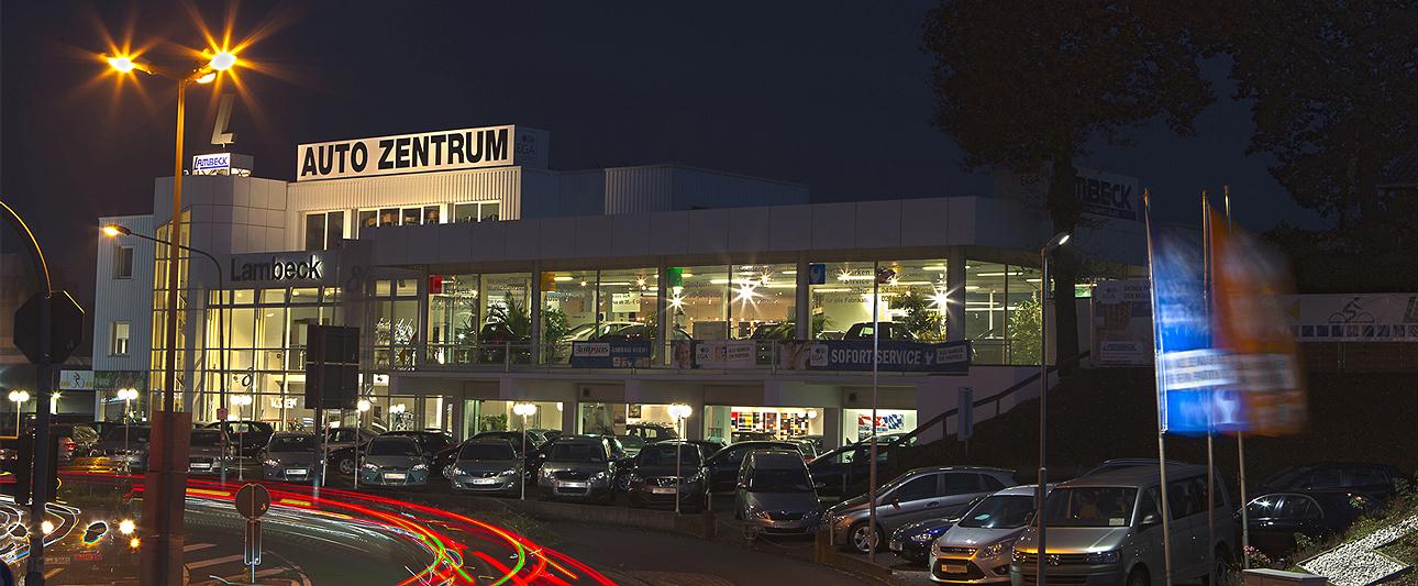 Foto vom hell erleuchteten Fahrzeughaus Lambeck als Nachtaufnahme aus Entfernung fotografiert