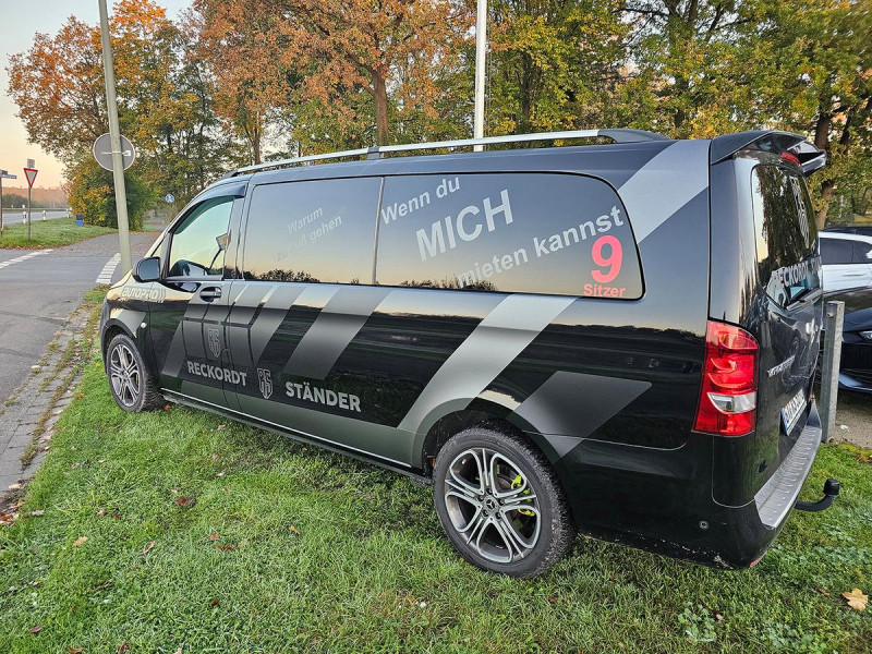 Gebrauchtwagen Familienvan im Außenbereich