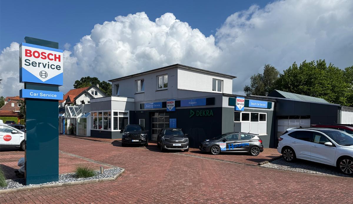 Zufahrt zum Autohaus mit großem Bosch-Service-Pylon im Vordergrund / das Autohaus ist im Hintergrund zu sehen