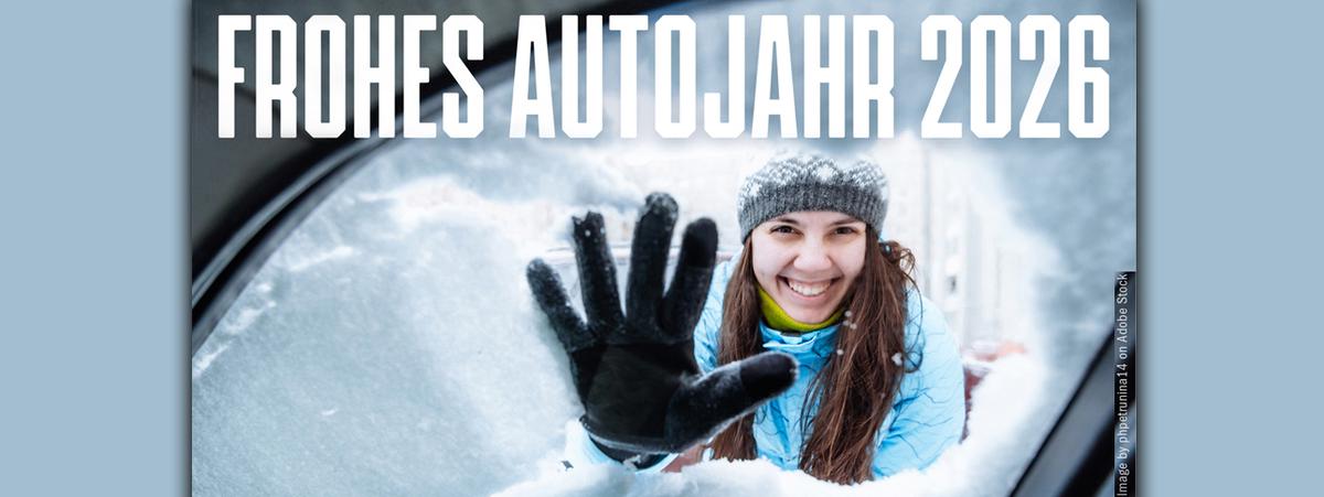 lächelnde Frau schaut durch vereistes Autofenster nach innen ins Auto und winkt