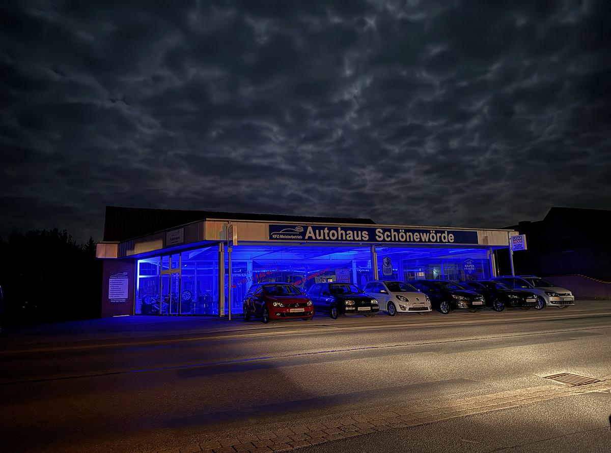 Nachtfoto vom beleuchteten  Autohaus Schönewörde